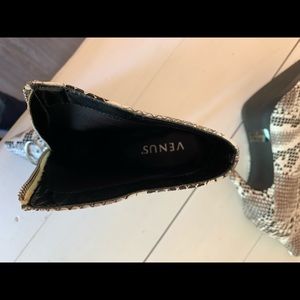 Venus snake skin boots NEW
